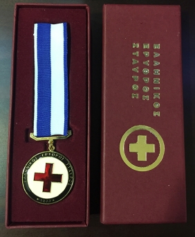 Μετάλλιο Ερυθρού Σταυρού προσφοράς εράνου στο κουτί του, επίχρυσο με σμάλτα