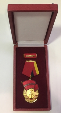 ΓΕΡΜΑΝΙΑ  DDR Μετάλλιο στο κουτί του