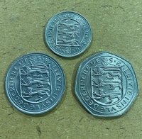 GUERNSEY  5,10 Pence 1968 and 50 Pence 1969 UNC
