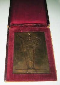 Πλακέτα Πανεπιστημίου 1937 στο κουτί της
