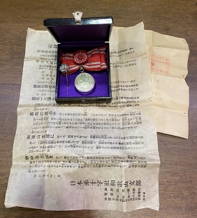 ΙΑΠΩΝΙΑ 2ος Παγκόσμιος Μετάλλιο Ερυθρού Σταυρού Σπέσιαλ έκδοση για γυναίκες στο κουτί του με κάποια έγγραφα