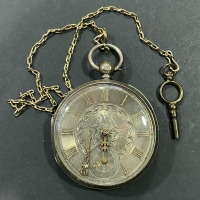 Πανέμορφο ρολόι τσέπης Αντίκα με ιδιαίτερη ολογραφική σκαλιστή μεταλλική πλάκα με χρυσώματα. Ασημένιο. Δεν λειτουργεί. 50 mm 