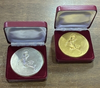 2 Μετάλλια (Επίχρυσο και επάργυρο) ΜΠΑΣΚΕΤ FIFA WORLD BASKET HELLAS 1998