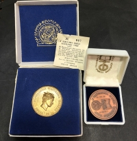 2 Μετάλλια Φιλοτελικών εκθέσεων (Αθήνα 1982 και ΦΕΑ 1985)