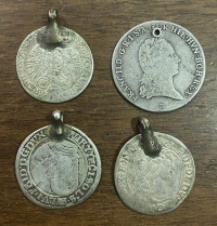4  Ασημένια πολύ παλιά νομίσματα  με κρίκους 