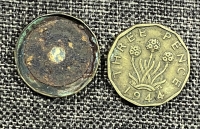 ΑΓΓΛΙΑ 2 Κέρματα ( 3 Πέννες  ) ένα κανονικό και ένα σκαμένο  ? ?