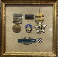 Κάδρο με Μετάλλια, καρφίτσες, διακριτικά, που δόθηκαν σε Έλληνα που πολέμησε στην Κορέα 