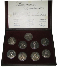Κασετίνα με 9 ασημένια μετάλλια με τους Ηρωες του 1821
