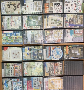 FRANCE COLLECTION 170 Different Feulliet and Miniature Sheets Special Issues etc ALL IN EURO 2007 - 2021 FACE VALUE 580 Euro !