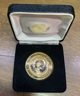 Επίχρυσο μετάλλιο Δήμου Αθηναίων στο κουτί του
