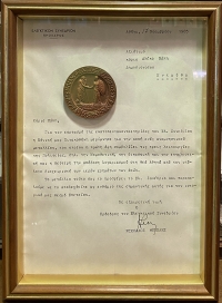Κάδρο με απονομή και Μετάλλιο σε γνωστό δηοσιογράφο 