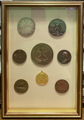 Κάδρο με 8. Μετάλλια  από το 1959 και μετά