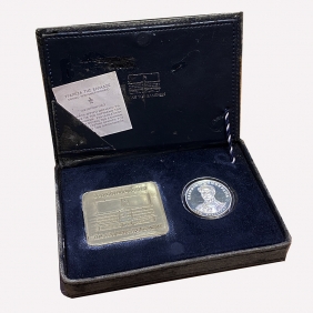 Σπάνιο ΑΣΗΜΕΝΙΟ μετάλλιο για τα 150 χρόνια της βουλής  στην κασετίνα του με ενσωματωμένη και την  αντίστοιχη πλακέτα και το πιστοποιητικό του