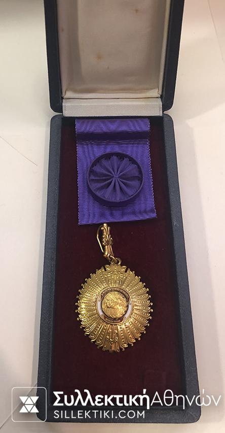 PERU .Distinguished service medal with rosette BOXED