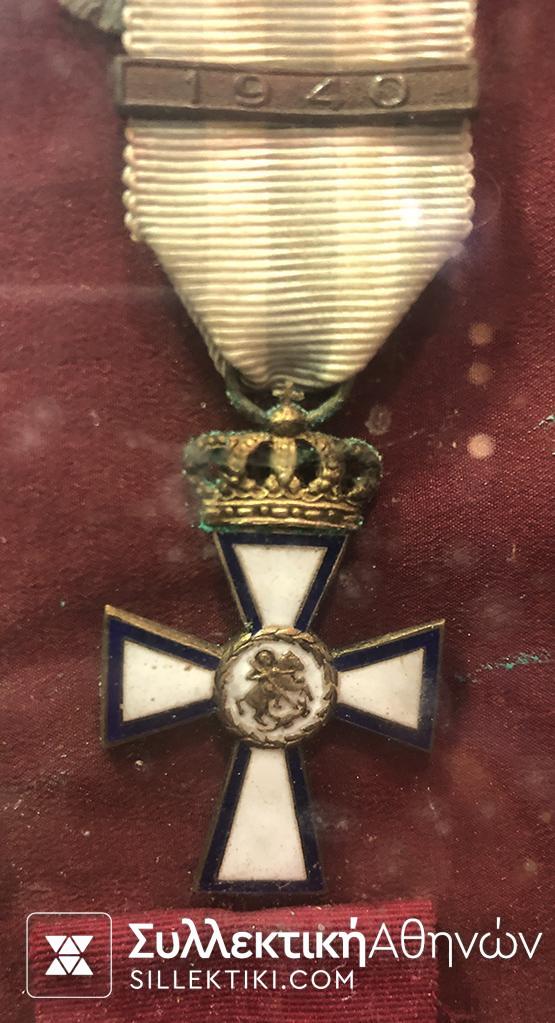 Ξίφος (προπολεμικό) μαζί με τα μετάλλια και μια απονομή Αριστείου Ανδρείας Ταγματάρχη