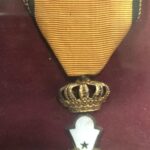 Ξίφος (προπολεμικό) μαζί με τα μετάλλια και μια απονομή Αριστείου Ανδρείας Ταγματάρχη