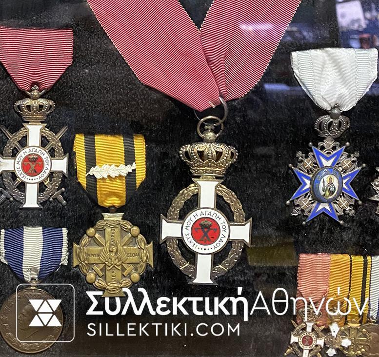 Κάδρο με 11 Μετάλλια και τις μινιατούρες στους