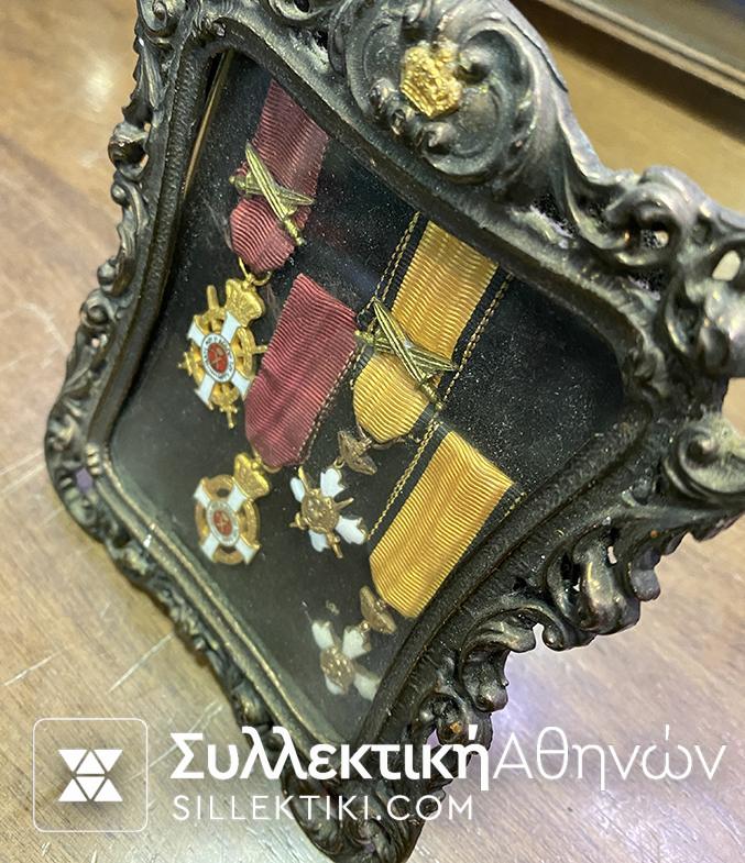 Οριχάλκινη παλιά κορνίζα με 4 Μινιατούρες Μεταλλίων Γεωργίου και Φοίνικα