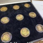 Κασετίνα με 9 Ασημένια Μετάλλια Ασημένια επίχρυσα "ΠΡΩΤΑΓΩΝΙΣΤΕΣ ΤΗΣ ΓΑΛΛΙΚΗΣ ΕΠΑΝΑΣΤΑΣΗΣ"