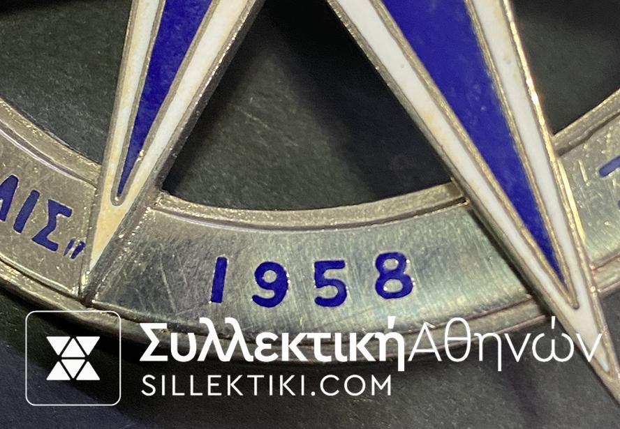 ΣΤ' ΡΑΛΛΥ ΑΚΡΟΠΟΛΙΣ 1958 ΈΜΒΛΗΜΑ/ΣΗΜΑ με σμάλτα ΣΠΑΝΙΟ