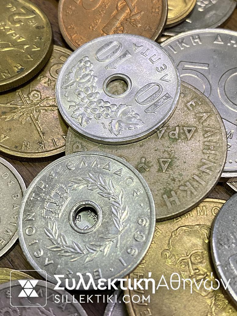 200 Ελληνικά νομίσματα από την εποχή του Γεωργίου 1ου, έως και τις τελευταίες Δραχμές του 2000 σε πολυτελή ξύλινη κασετίνα