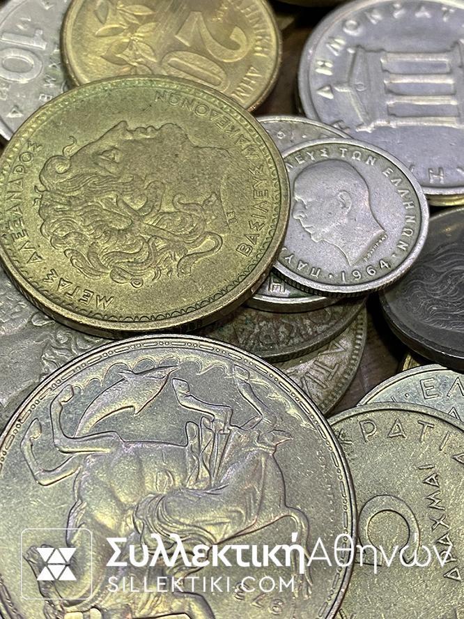 200 Ελληνικά νομίσματα από την εποχή του Γεωργίου 1ου, έως και τις τελευταίες Δραχμές του 2000 σε πολυτελή ξύλινη κασετίνα