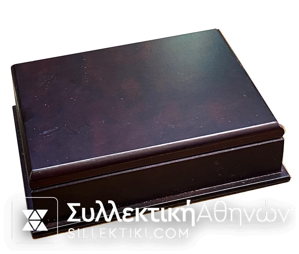 200 Ελληνικά νομίσματα από την εποχή του Γεωργίου 1ου, έως και τις τελευταίες Δραχμές του 2000 σε πολυτελή ξύλινη κασετίνα