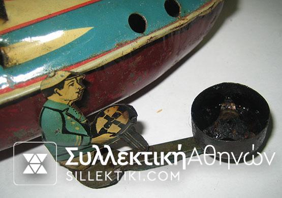 Μεταλικό παλιό καραβάκι