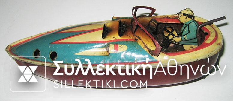 Μεταλικό παλιό καραβάκι