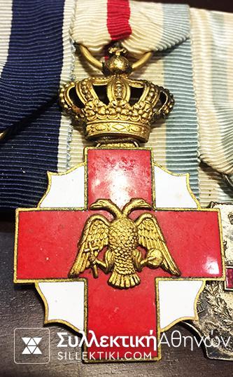 Εξαιρετικά σπάνια μπαρέτα μεταλλίων Ερυθρού Σταυρού μαζί με τα διακριτικά στολής