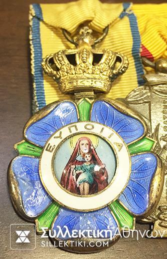 Εξαιρετικά σπάνια μπαρέτα μεταλλίων Ερυθρού Σταυρού μαζί με τα διακριτικά στολής