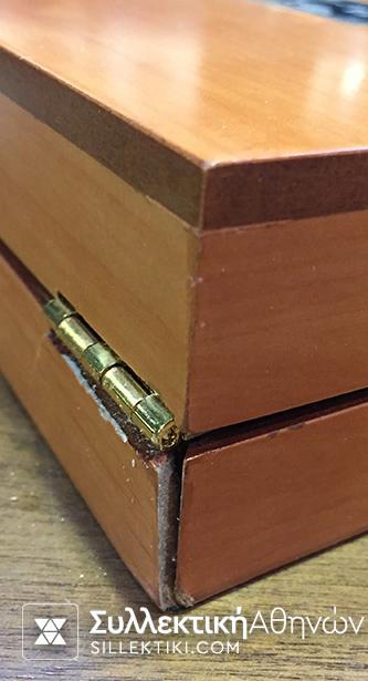 Κασετίνα ΕΛΤΑ με ασημένια γραμματόσηα της σειράς των Β Ολυμπιακών αγώνων