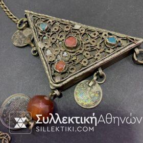 Φυλακτό κρεμαστό ασημένιο κεντητό τριγωνικό ανοιγόμενο