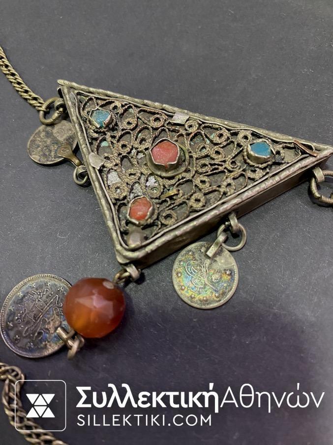 Φυλακτό κρεμαστό ασημένιο κεντητό τριγωνικό ανοιγόμενο