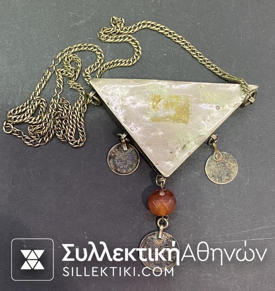 Φυλακτό κρεμαστό ασημένιο κεντητό τριγωνικό ανοιγόμενο