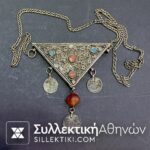 Φυλακτό κρεμαστό ασημένιο κεντητό τριγωνικό ανοιγόμενο