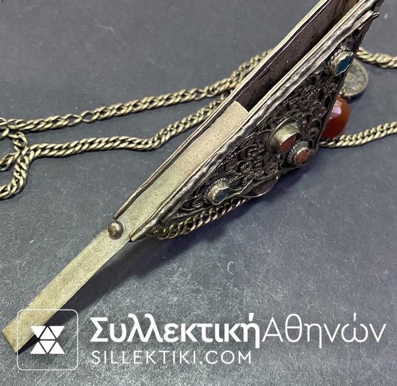 Φυλακτό κρεμαστό ασημένιο κεντητό τριγωνικό ανοιγόμενο