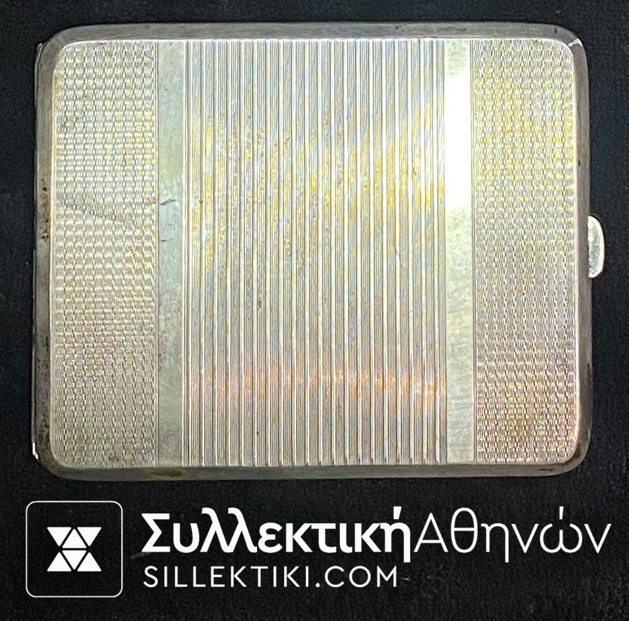 Snuffbox in excellent condition. Silver with enamels and designs.