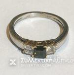 Goldring (14 Karat Weißgold) Solitär mit 2 Zirkonen an den Seiten des Mittelsteins<br>3 Gramm