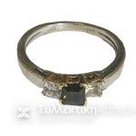 Goldring (14 Karat Weißgold) Solitär mit 2 Zirkonen an den Seiten des Mittelsteins<br>3 Gramm